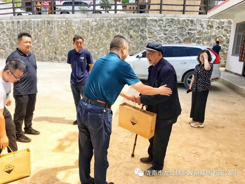 “感黨恩、憶黨史”，--市龍江城鄉(xiāng)發(fā)展集團(tuán)公司開(kāi)展慶祝建黨99周年主題黨日活動(dòng)