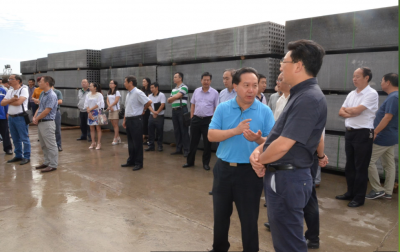 副市長蔣學(xué)東率參會(huì)供需代表首站到勁騰公司現(xiàn)場參觀