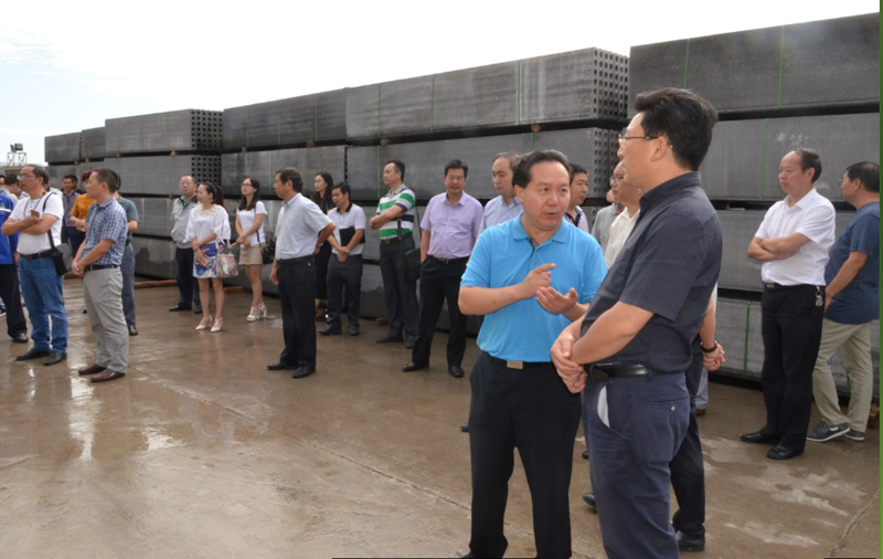 副市長蔣學東率參會供需代表首站到勁騰公司現(xiàn)場參觀(圖1)