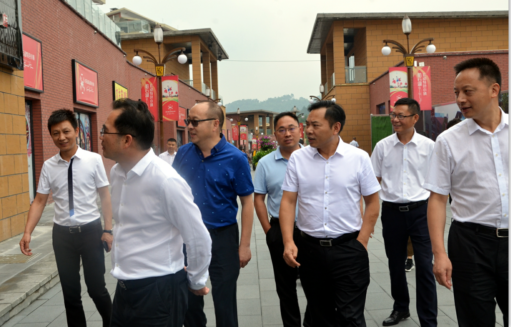 市委副書(shū)記牟錦毅一行蒞臨川威連界區(qū)域視察調(diào)研(圖1)