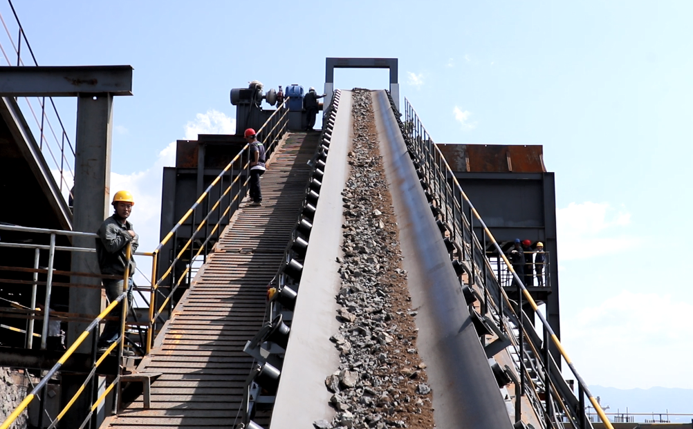 聯(lián)鑫礦業(yè)秀水河一段破碎與球磨搬遷項目800t/h破碎生產線帶負荷試運轉成功(圖2)