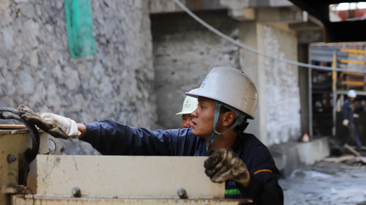 聯(lián)鑫礦業(yè)秀水河一段破碎與球磨搬遷項目800t/h破碎生產線帶負荷試運轉成功(圖3)