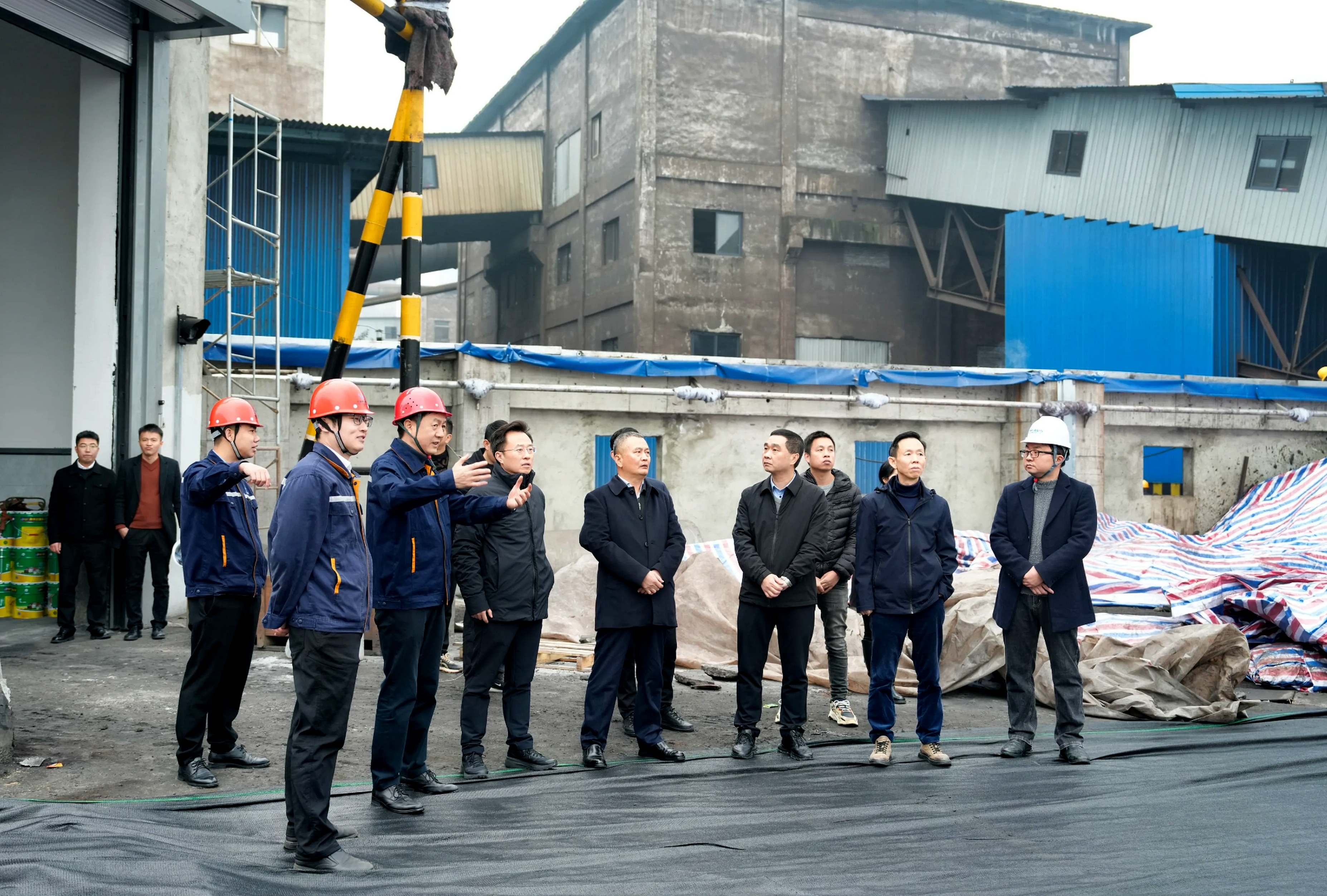 市人大常委會(huì)副主任曾云忠一行到川威督導(dǎo)超低排放改造項(xiàng)目建設(shè)“進(jìn)度條”