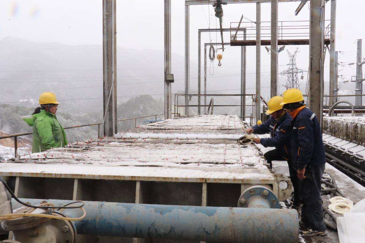 戰(zhàn)風雪，斗嚴寒！ ——聯(lián)鑫礦業(yè)公司會理區(qū)域全力護航節(jié)前安全生產(chǎn)(圖2)