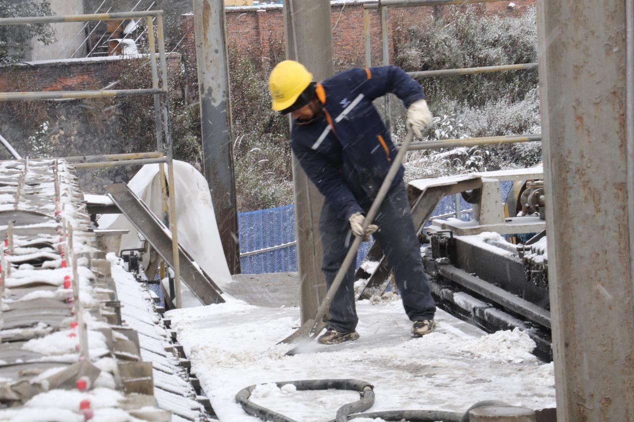 戰(zhàn)風雪，斗嚴寒！ ——聯(lián)鑫礦業(yè)公司會理區(qū)域全力護航節(jié)前安全生產(chǎn)(圖3)