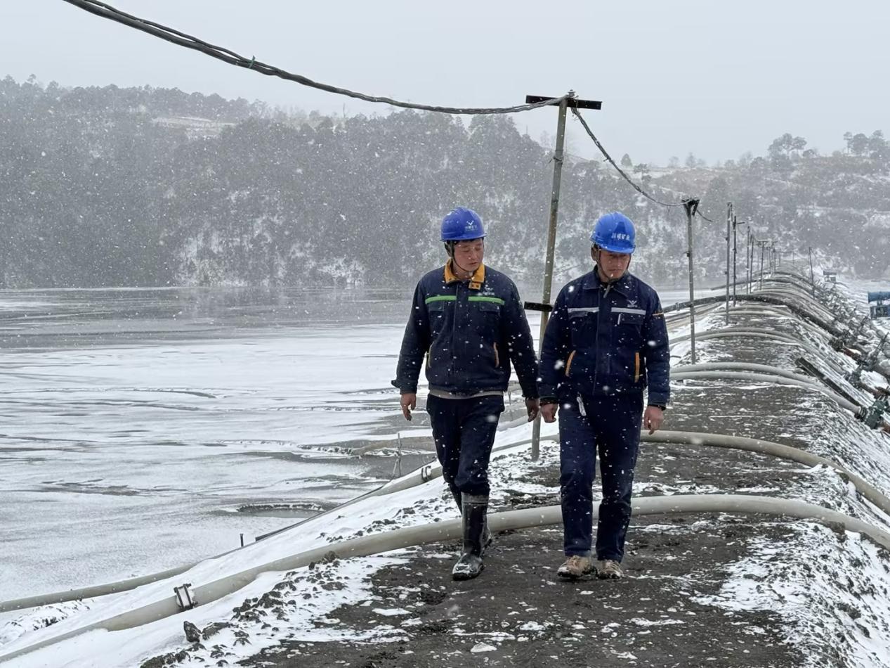 戰(zhàn)風雪，斗嚴寒！ ——聯(lián)鑫礦業(yè)公司會理區(qū)域全力護航節(jié)前安全生產(chǎn)(圖4)