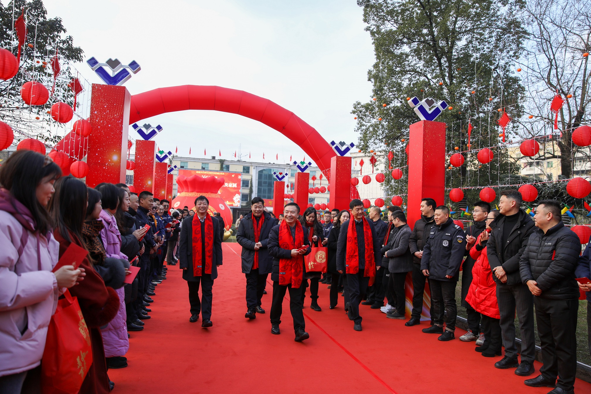 新起點(diǎn) 新征程 新作為 集團(tuán)公司開(kāi)展2025年新春慰問(wèn)活動(dòng)暨迎新春團(tuán)拜會(huì)(圖1)